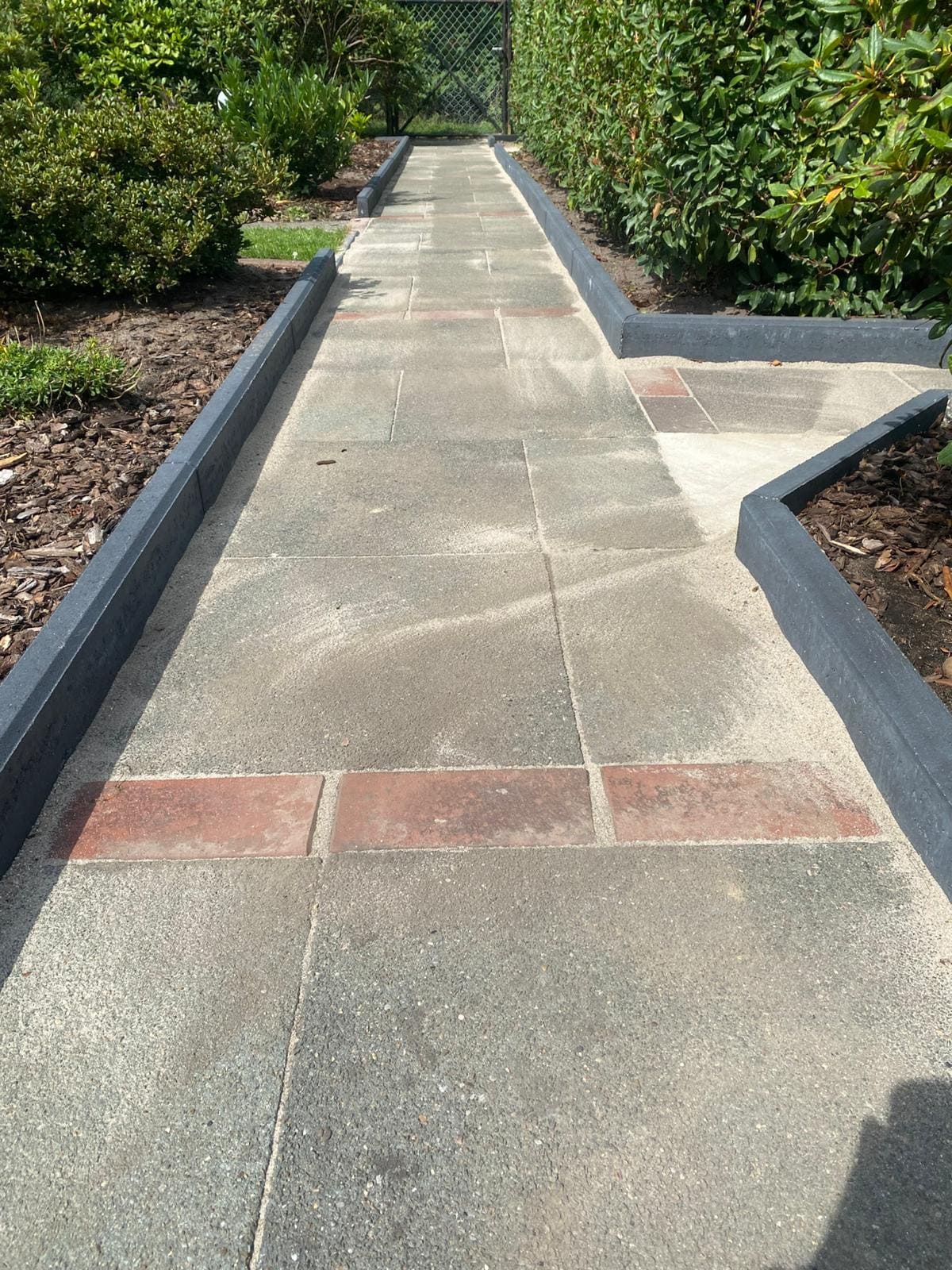 Gehwegpflege und gründliche Reinigung - Pflasterreinigung Burgdorf