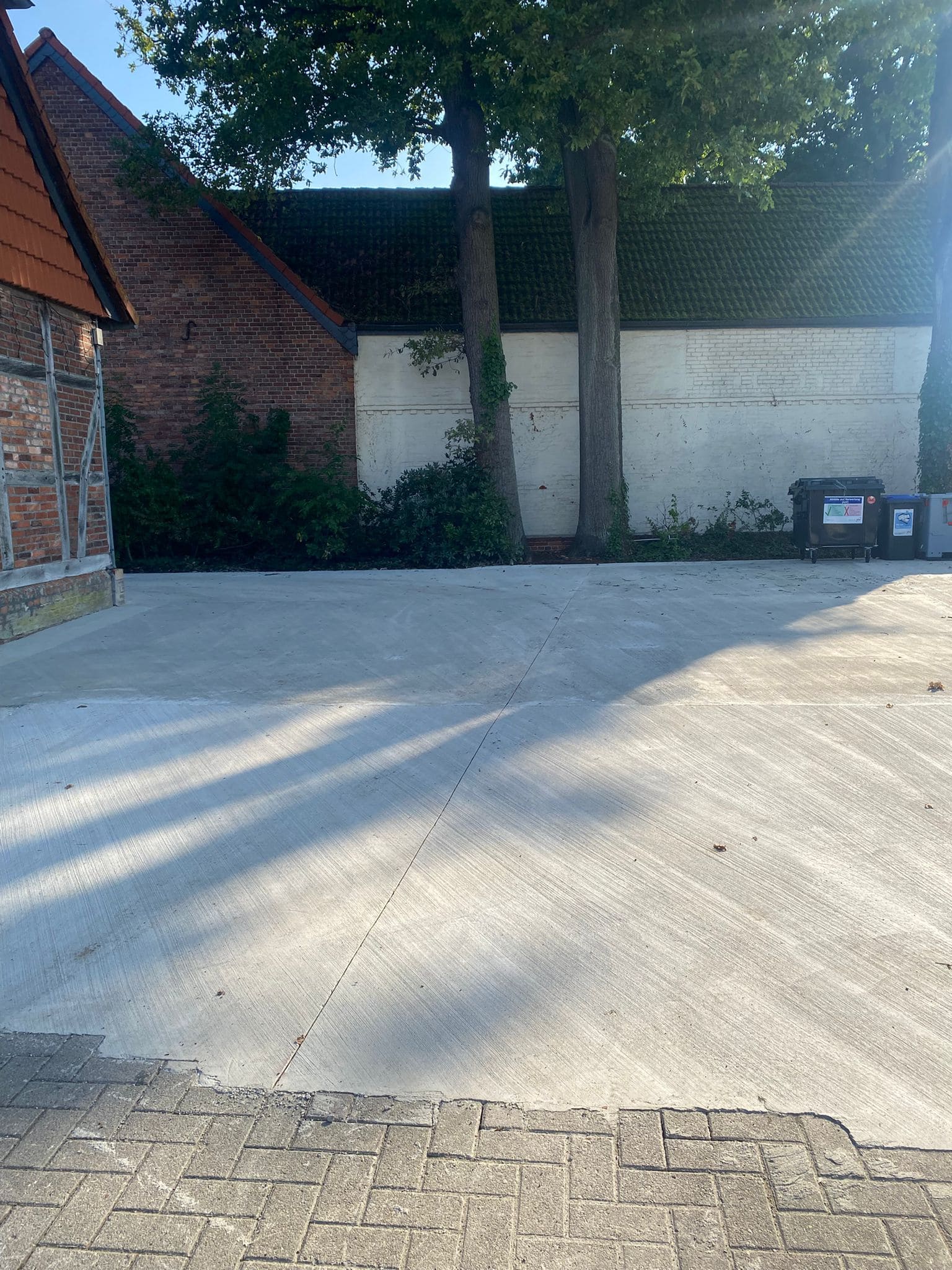 Saubere Fläche und neuer Zaunbereich - Gartenarbeit Burgdorf